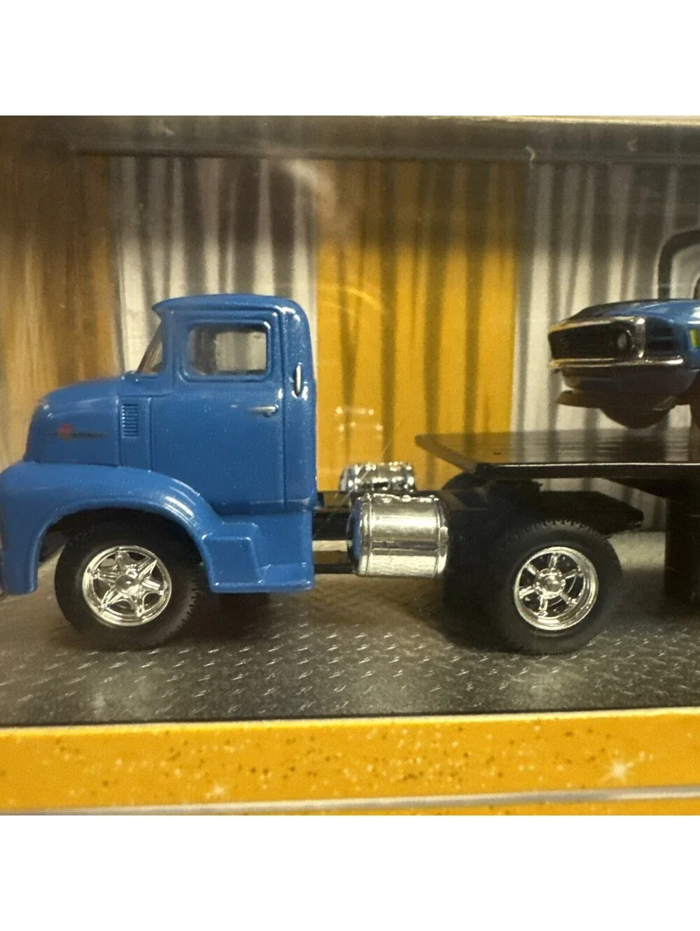1:64 M2 Machines Auto-Haulers 1956 Ford C-500 COE & 1970 Ford Mustang BOSS 302